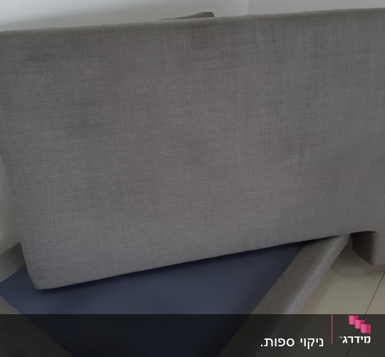 ספה אפורה עם כרית נשלפת על רצפה בהירה